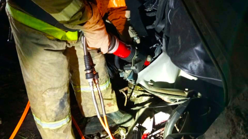 Qadın qəzalı avtomobildən xilas edilib - VİDEO