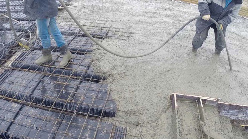 Xınalıq yolunda yeni körpünün inşası davam edir