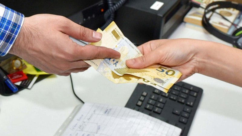 Qubada marketin alıcılara endirim oyunu - VİDEO