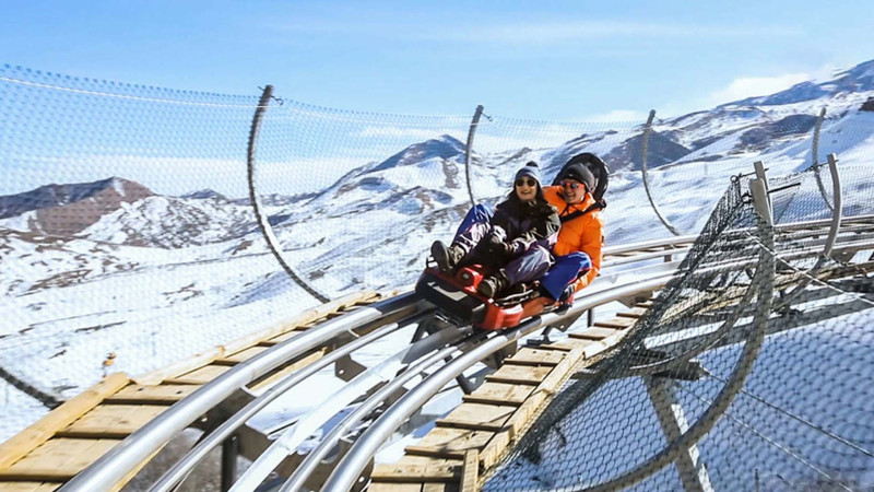 Şahdağda istirahət edən insanlar relslərin üzərində qaldılar