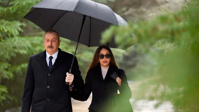 Prezident İlham Əliyev və birinci xanım Mehriban Əliyeva Ümummilli Lider Heydər Əliyevin məzarını ziyarət ediblər