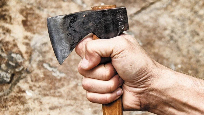 Balakəndə dəhşətli qətl: Azyaşlı oğul atasını baltaladı