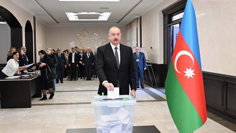 Prezident İlham Əliyev 1 saylı seçki məntəqəsində səs verib