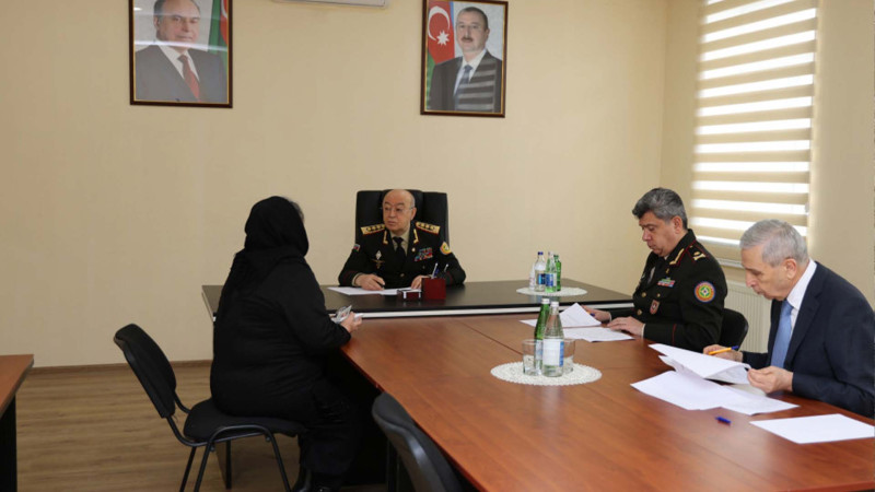 Nazir Xızı şəhərində vətəndaşları qəbul edib