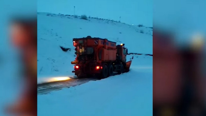AAYDA: Gecə boyu və səhər yollar qar və buzdan təmizlənib - VİDEO