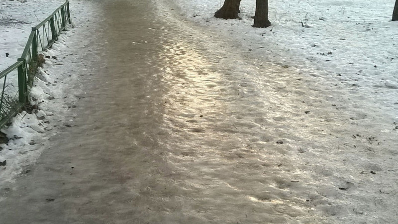 Qubada piyadalar üçün ciddi təhlükə - Səkilər qardan təmizlənmir