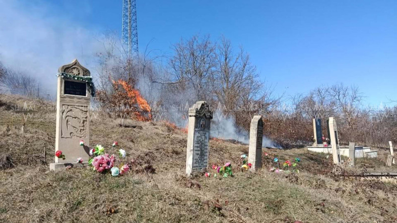 Qusarda qəbirstanlıq yandırlıb - FOTO
