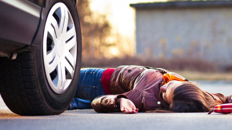 Qubada həkim müəlliməni avtomobillə vurdu - VƏZİYYƏTİ AĞIRDIR - FOTO