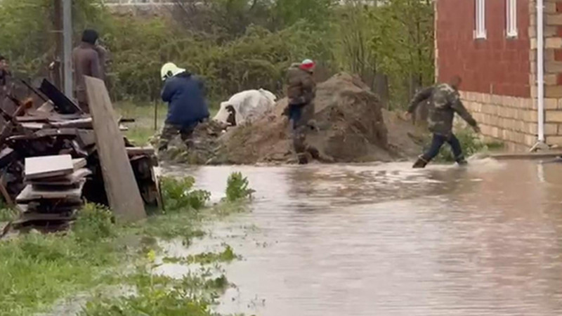 Su basmış yerlərdən 33 uşaq təxliyə olunub - VİDEO