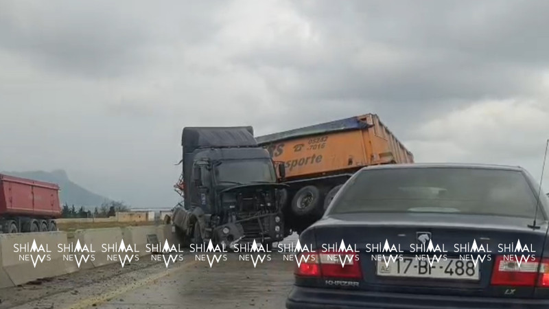Xızıda “Kamaz” betona çırpıldı - VİDEO
