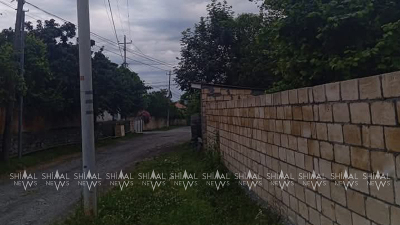 İşıq dirəyi yolun ortasında quraşdırılıb