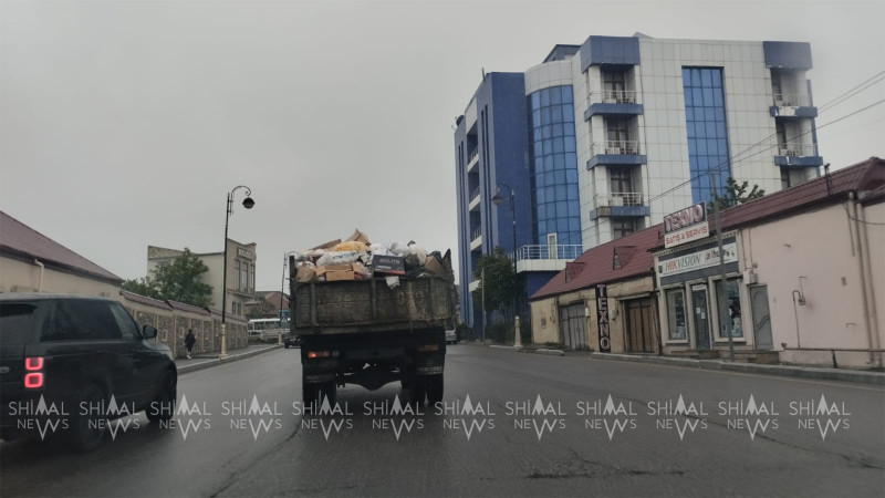 Qubada məişət tullantıları təhlükəli şəraitdə daşınır