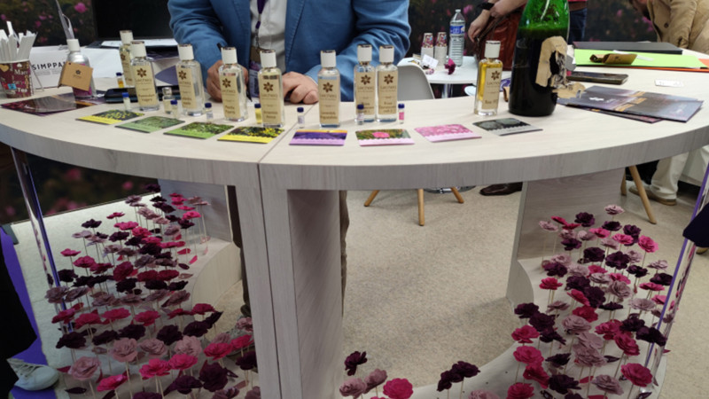 Şimal güllərindən hazırlanmış aromalar PARİS SƏRGİSİNDƏ - FOTO