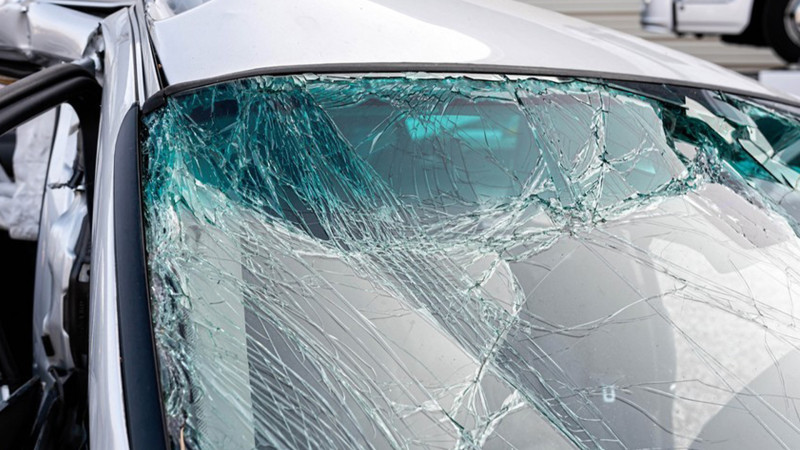 Şabranda avtomobil işıq dirəyinə çırpılıb, ölən və yaralananlar var