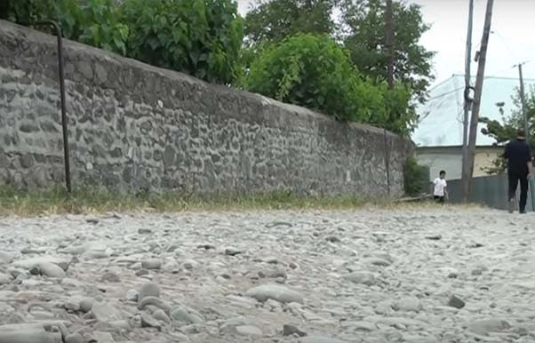 Qəbələnin ucqar kəndi yolsuzluqdan əziyyət çəkir – VİDEO