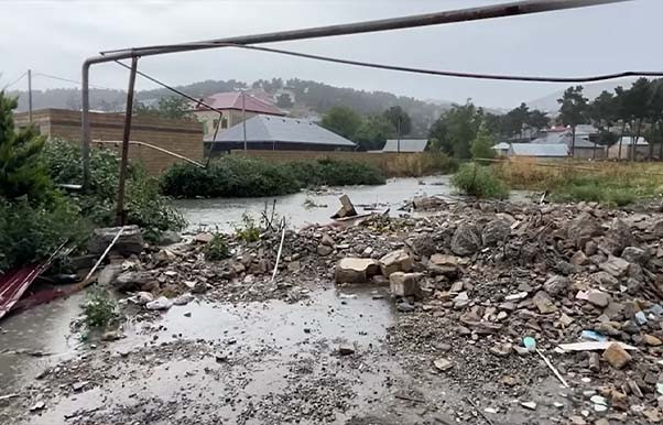 Şamaxının mərkəzində yol problemi sakinləri cana yığdı - VİDEO