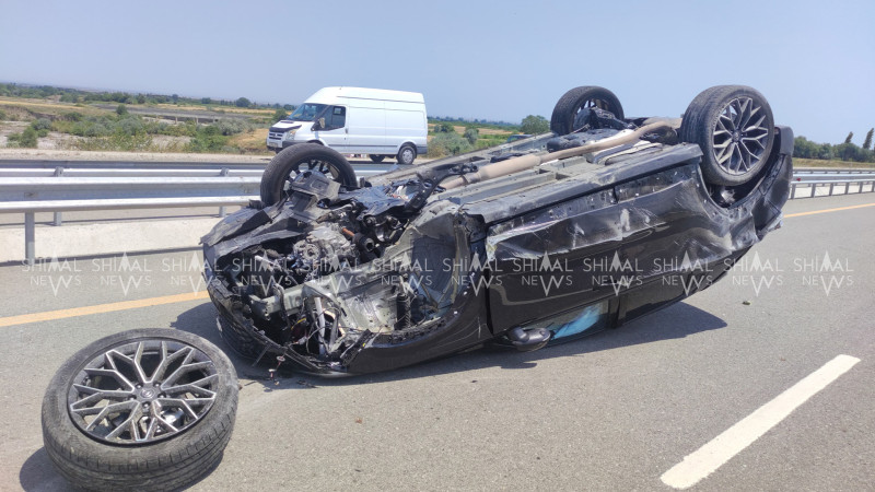 Ödənişli yolda xanım sürücü avtomobilini aşırdı - FOTO