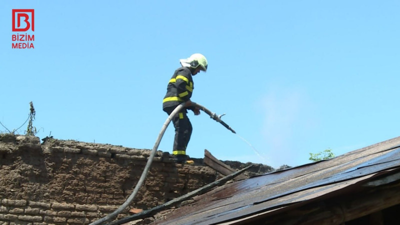 Şəkidə beşotaqlı ev yandı