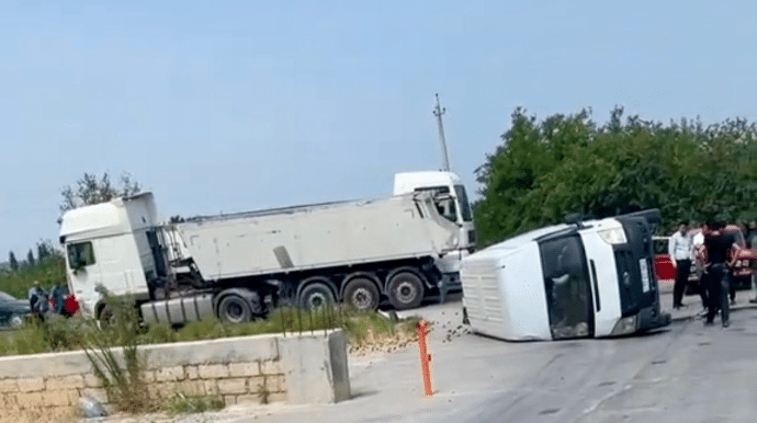 Şabranda iki yük maşını toqquşdu - VİDEO
