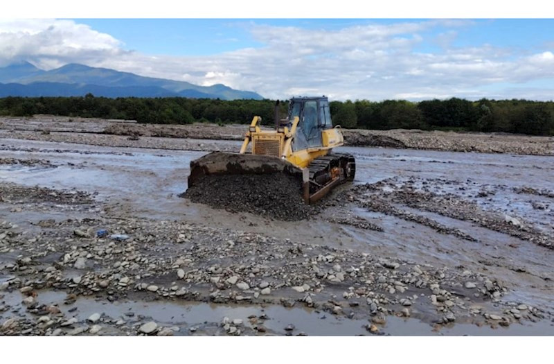 Balakəndə çaydan çınqıl daşıyanlar saxlanıldı