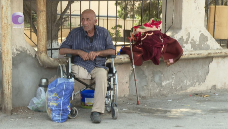 Günlərdir küçədə gecələyən 62 yaşlı İsmayıllı sakini
