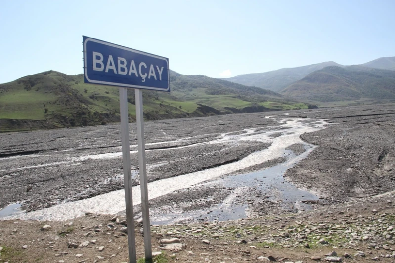 Lazada torpaq sürüşür, çay yataqları dəyişir