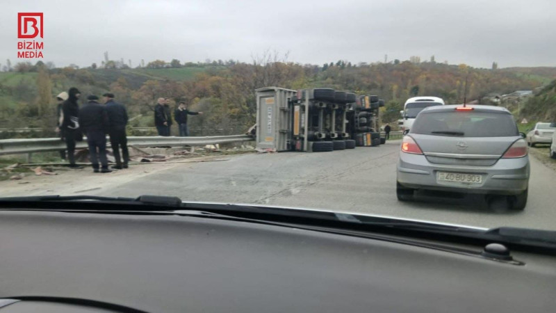 Qubada yük avtomobili aşdı – FOTO