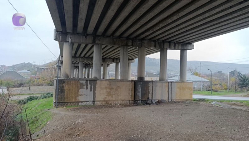 Evlərə təhlükə saçan körpü