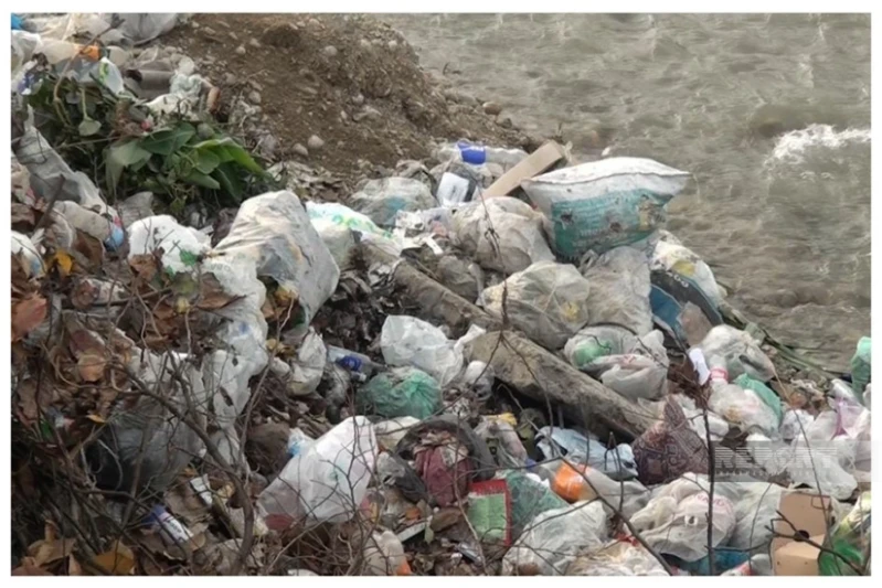 Şabranda çay yatağı zibil poliqonuna çevrilib