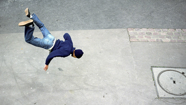 Qaxda Azərişıq əməkdaşı dirəkdən yıxıldı