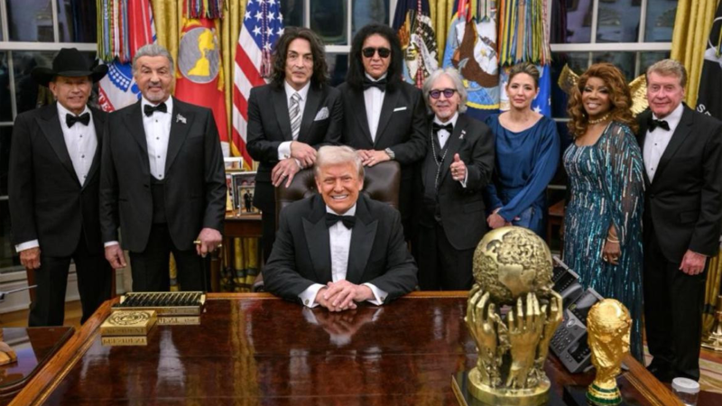 Trampa heykəl təqdim olunub - müəllifi şəkili Səlhab Məmmədov