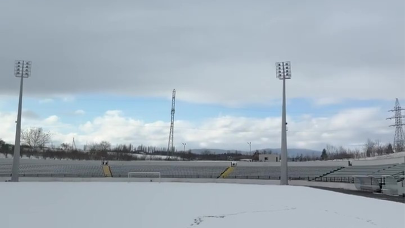 Bu gün futbol var: Stadion ağ örpəyə bürünüb