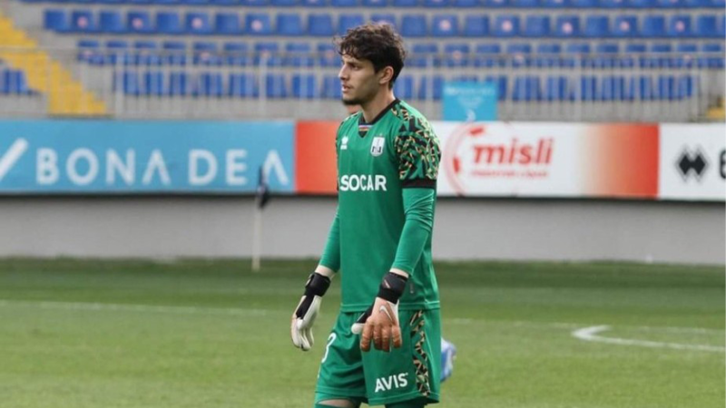 Neftçinin qapıçısı Qəbələyə keçir