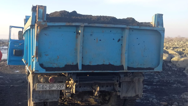 Balakənçayda qanunsuz qum-çınqıl daşınmasının qarşısı alındı