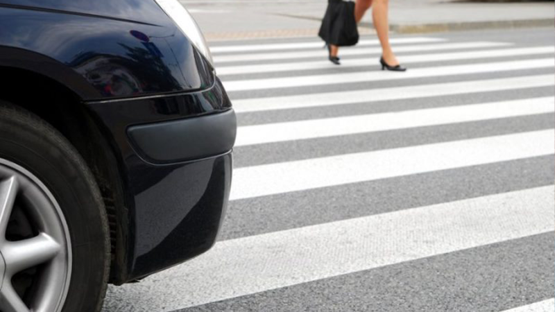 Qubada avtomobil piyadanı vurub