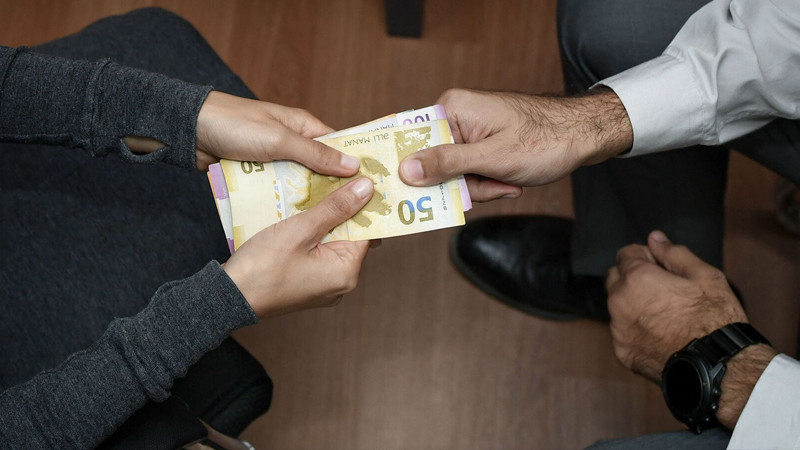 Övladlarını xilas etmək istədi, 20 min manatından oldu