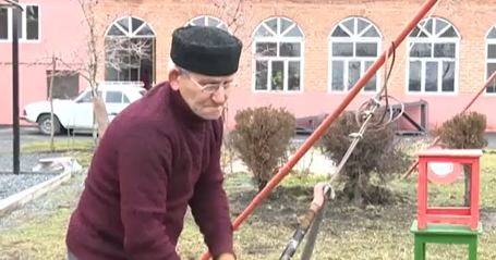 80 yaşında ip üstündə velosiped sürdü