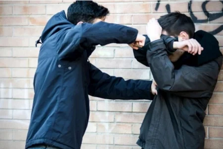 11-ci siniflər arasında dava: Məktəblinin burnu sındı