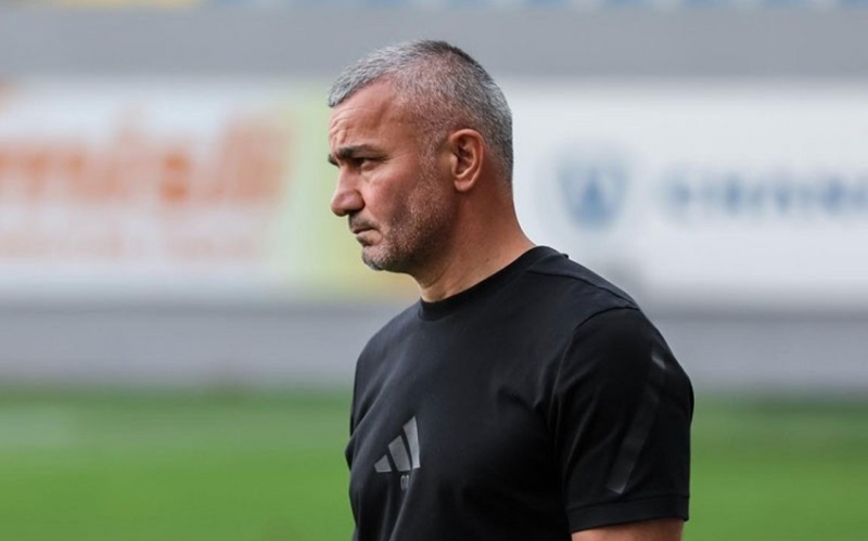 Qurban Qurbanov Şamaxıda stadionda qar təmizlədi - VİDEO