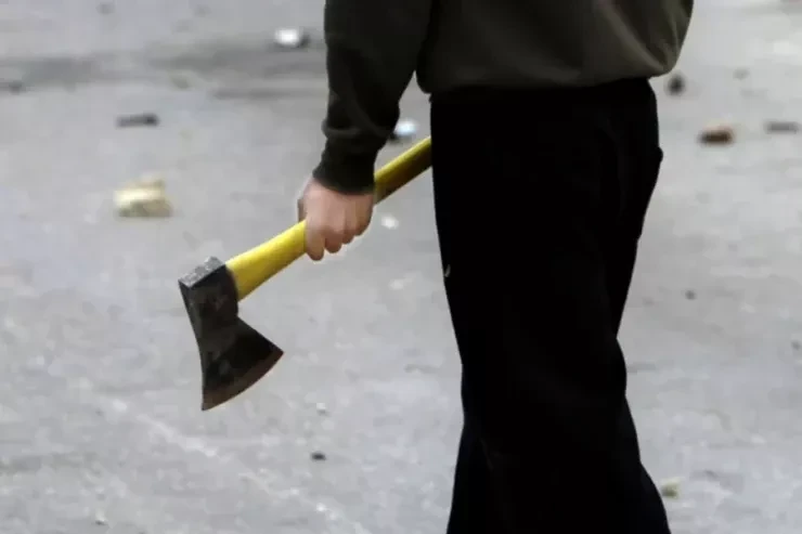 Qubada parkda dəhşət: Balta ilə uşaqları qovdu