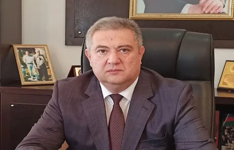 İcra başçısı 14 nəfəri işdən çıxardı