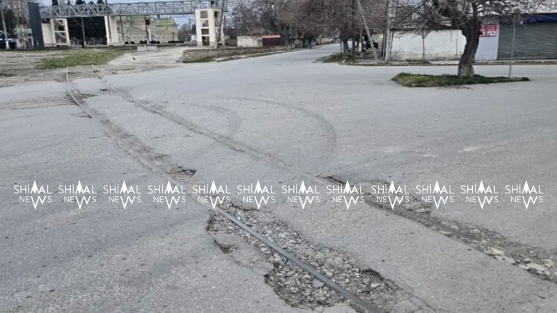 Xaçmazda asfaltın ortasında unudulan relslər