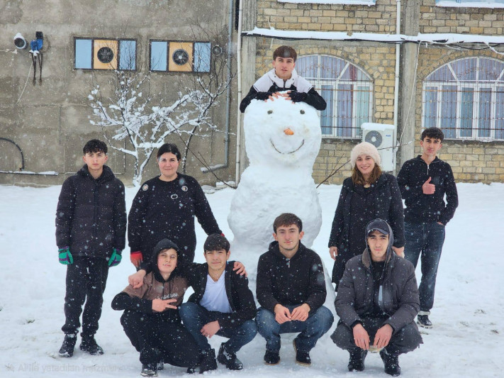 Quba məktəbində müəllim və şagirdlərin qar sevinci