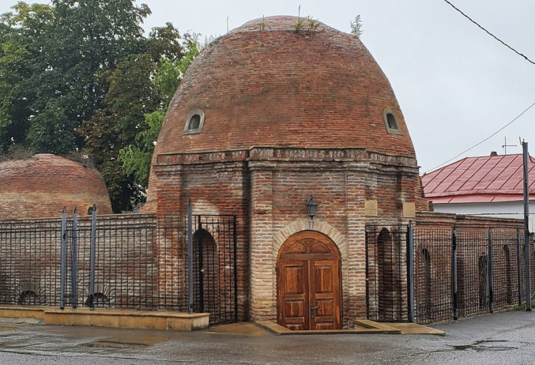 Adı Çuxur hamam, ətrafı da çuxurla dolu