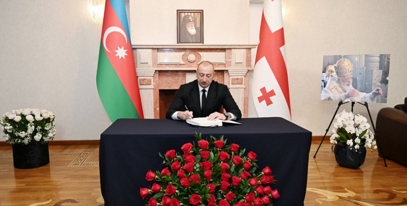 Prezident Gürcüstanın Azərbaycandakı səfirliyində olub, başsağlığı verib
