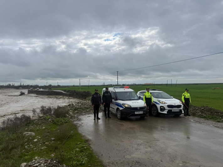 Ağsuda sel suları yol hərəkətinə məhdudiyyət yaradıb