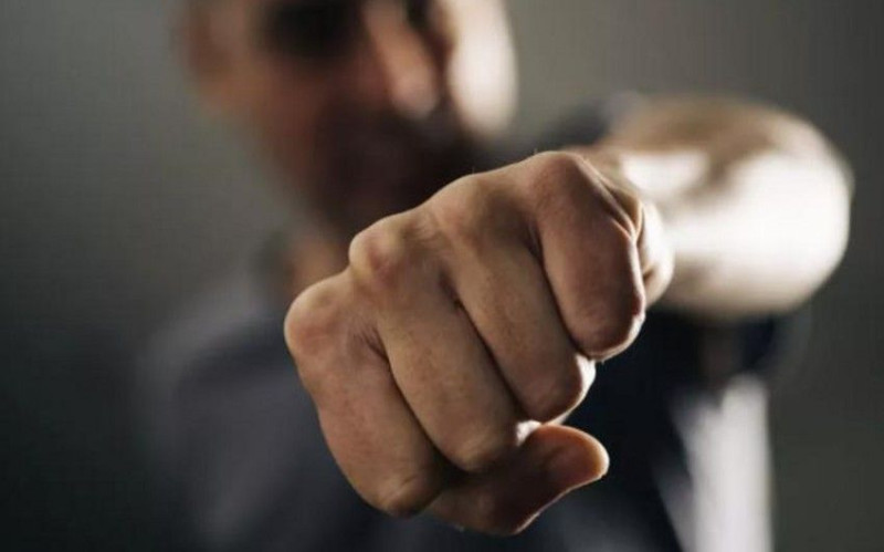 Qusarda oğul ona araq verməyən anasını döydü