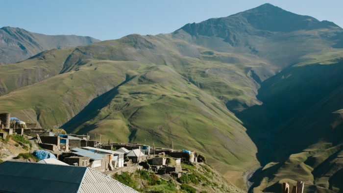 Xınalıqda SÜRÜŞMƏ: Sürücü son anda XİLAS oldu