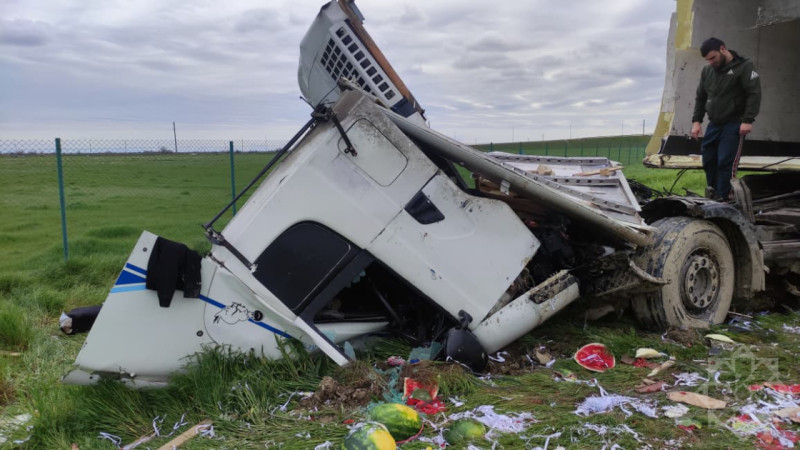 Ödənişli yolda yük avtomobili aşdı
