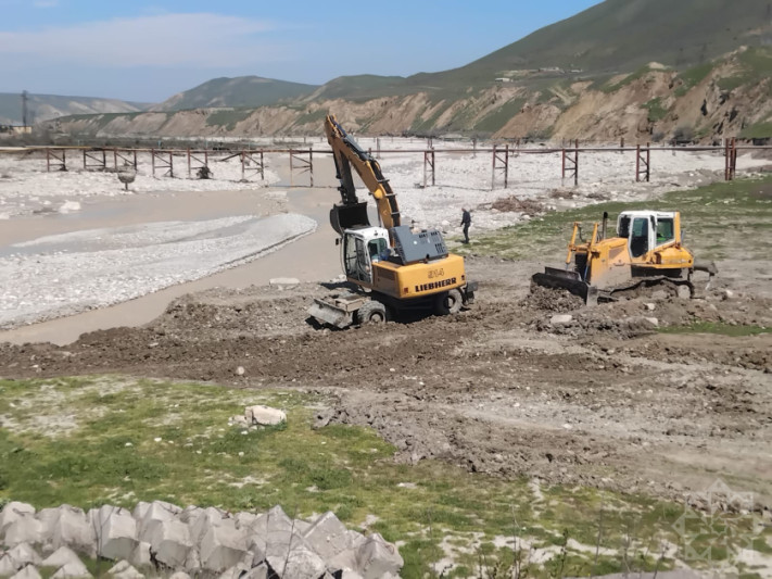 Siyəzəndə selin uçurduğu körpüyə alternativ yol çəkilir